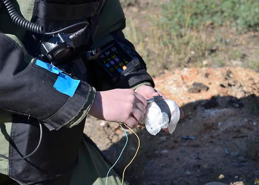 An RCMP Explosive Disposal Unit member places a detonator on an explosive charge during joint RCMP/CAF explosives disposal training on September 19, 2018 south of Fort Saskatchewan, Alberta. Photo: Master Corporal Brandon O’Donnell, 3rd Canadian Division Public Affairs. ©2018 DND/MDN Canada.